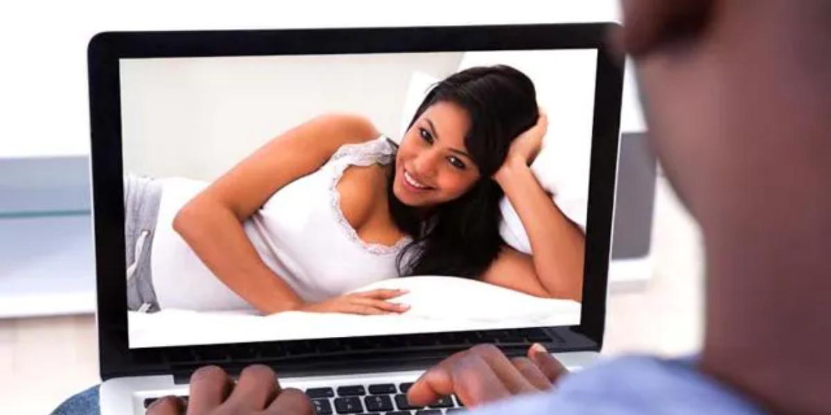 Un hombre y una chica coqueteando en línea